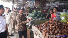 Caption: Bupati Bangkalan Lukman Hakim, meninjau dan menyapa langsung pedagang di kawasan Bancaran, (dok. regamedianews). 