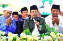 Caption: Ketua PCNU Sampang KH Moh Itqan Bushiri, didampingi Pengasuh Ponpes Almahrusiyah Lirboyo KH Reza Ahmad Zahid, dan Wakil Bupati Sampang KH Ahmad Mahfud, (dok. regamedianews).