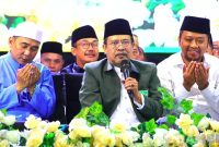 Caption: Ketua PCNU Sampang KH Moh Itqan Bushiri, didampingi Pengasuh Ponpes Almahrusiyah Lirboyo KH Reza Ahmad Zahid, dan Wakil Bupati Sampang KH Ahmad Mahfud, (dok. regamedianews). 