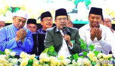Caption: Ketua PCNU Sampang KH Moh Itqan Bushiri, didampingi Pengasuh Ponpes Almahrusiyah Lirboyo KH Reza Ahmad Zahid, dan Wakil Bupati Sampang KH Ahmad Mahfud, (dok. regamedianews).