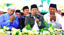Caption: Ketua PCNU Sampang KH Moh Itqan Bushiri, didampingi Pengasuh Ponpes Almahrusiyah Lirboyo KH Reza Ahmad Zahid, dan Wakil Bupati Sampang KH Ahmad Mahfud, (dok. regamedianews). 