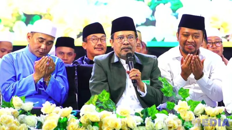 Caption: Ketua PCNU Sampang KH Moh Itqan Bushiri, didampingi Pengasuh Ponpes Almahrusiyah Lirboyo KH Reza Ahmad Zahid, dan Wakil Bupati Sampang KH Ahmad Mahfud, (dok. regamedianews).