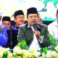 Caption: Ketua PCNU Sampang KH Moh Itqan Bushiri, didampingi Pengasuh Ponpes Almahrusiyah Lirboyo KH Reza Ahmad Zahid, dan Wakil Bupati Sampang KH Ahmad Mahfud, (dok. regamedianews). 