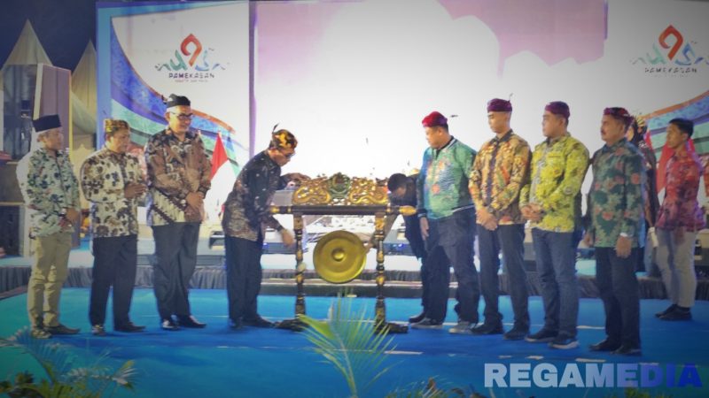 Caption: Bupati Pamekasan KH Kholilurrahman bersama Forkopimda, membuka langsung acara 