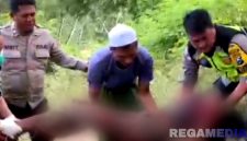 Caption: potongan video beredar, tampak anggota Polsek Tambelangan dibantu warga mengevakuasi korban, (dok. regamedianews). 