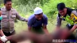 Caption: potongan video beredar, tampak anggota Polsek Tambelangan dibantu warga mengevakuasi korban, (dok. regamedianews). 