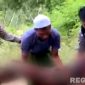 Caption: potongan video beredar, tampak anggota Polsek Tambelangan dibantu warga mengevakuasi korban, (dok. regamedianews). 