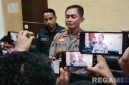 Caption: Plh Kasi Humas Polres Sampang, AKP Eko Puji Waluyo, saat diwawancara awak media di ruang kerjanya, (dok. regamedianews). 