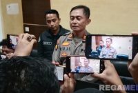 Caption: Plh Kasi Humas Polres Sampang, AKP Eko Puji Waluyo, saat diwawancara awak media di ruang kerjanya, (dok. regamedianews). 