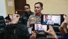 Caption: Plh Kasi Humas Polres Sampang, AKP Eko Puji Waluyo, saat diwawancara awak media di ruang kerjanya, (dok. regamedianews). 