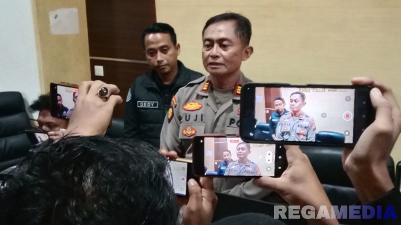 Caption: Plh Kasi Humas Polres Sampang, AKP Eko Puji Waluyo, saat diwawancara awak media di ruang kerjanya, (dok. regamedianews). 