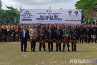 Caption: memakai baju adat Madura, Bupati Pamekasan KH Kholilurrahman pose bersama Forkopimda usai upacara peringatan Hari Jadi Kabupaten Pamekasan ke-495, (dok. regamedianews).