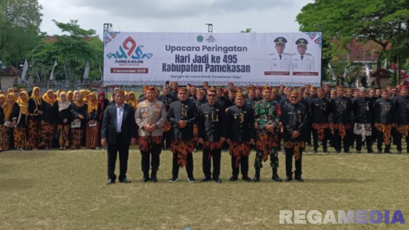 Caption: memakai baju adat Madura, Bupati Pamekasan KH Kholilurrahman pose bersama Forkopimda usai upacara peringatan Hari Jadi Kabupaten Pamekasan ke-495, (dok. regamedianews). 