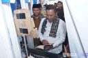 Caption: Bupati Sampang saat melihat dan membaca buku di stan dalam acara Festival Literasi Sampang 2025, (sumber foto: Diskominfo Sampang). 