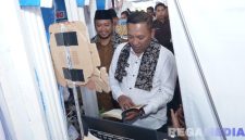 Caption: Bupati Sampang saat melihat dan membaca buku di stan dalam acara Festival Literasi Sampang 2025, (sumber foto: Diskominfo Sampang). 