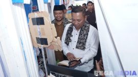 Caption: Bupati Sampang H. Slamet Junaidi, meninjau dan membaca buku di stand dalam acara Festival Literasi Sampang 2025, (sumber foto: Diskominfo Sampang). 