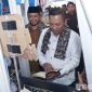 Caption: Bupati Sampang H. Slamet Junaidi, meninjau dan membaca buku di stand dalam acara Festival Literasi Sampang 2025, (sumber foto: Diskominfo Sampang). 