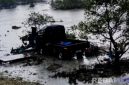 Caption: tampak mobil pickup warna hitam dikendarai Muhammad Fauzi terperosok ke laut, usai tabrak pembatas jalan, (dok. regamedianews). 