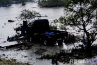 Caption: tampak mobil pickup warna hitam dikendarai Muhammad Fauzi terperosok ke laut, usai tabrak pembatas jalan, (dok. regamedianews). 