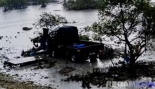 Caption: tampak mobil pickup warna hitam dikendarai Muhammad Fauzi terperosok ke laut, usai tabrak pembatas jalan, (dok. regamedianews).