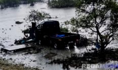 Melintasi Sampang, Mobil Pickup Nyungsep Ke Laut