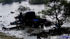 Caption: tampak mobil pickup warna hitam dikendarai Muhammad Fauzi terperosok ke laut, usai tabrak pembatas jalan, (dok. regamedianews). 
