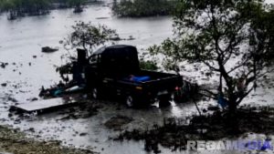 Melintasi Sampang, Mobil Pickup Nyungsep Ke Laut