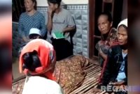 Caption: tampak jenazah korban tersambar petir, Firmansyah, saat berada di rumah duka di Desa Daleman, (dok. regamedianews).