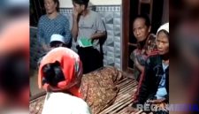 Caption: tampak jenazah korban tersambar petir, Firmansyah, saat berada di rumah duka di Desa Daleman, (dok. regamedianews). 