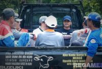 Caption: Bupati Bangkalan Lukman Hakim naik pickup bersama warga, saat menuju lokasi kerja bakti ke Kamal, (dok. regamedianews). 