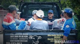 Caption: Bupati Bangkalan Lukman Hakim naik pickup bersama warga, saat menuju lokasi kerja bakti ke Kamal, (dok. regamedianews). 