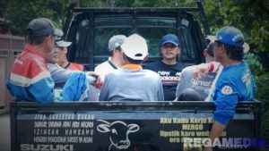 Bupati Bangkalan Kerja Bakti Ke Kamal Naik Pickup