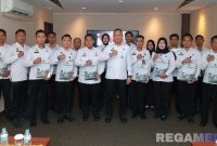 Caption: Kepala Kanwil Ditjenpas Jatim, Kadiyono, pose bersama pegawai Lapas yang menerima penghargaan, (dok. foto istimewa).