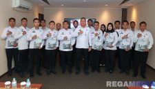 Caption: Kepala Kanwil Ditjenpas Jatim, Kadiyono, pose bersama pegawai Lapas yang menerima penghargaan, (dok. foto istimewa).