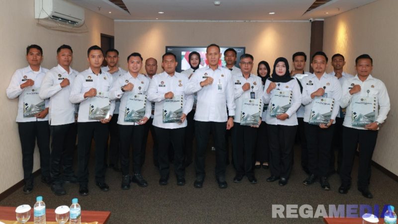Caption: Kepala Kanwil Ditjenpas Jatim, Kadiyono, pose bersama pegawai Lapas yang menerima penghargaan, (dok. foto istimewa). 