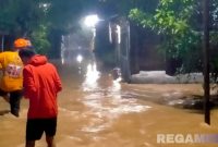 Caption: akses jalan ke Desa Banyumas tampak terendam banjir, akibat luapan sungai kamoning, (sumber foto: BPBD Sampang).