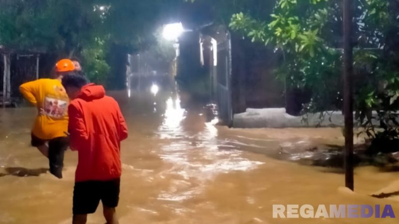Caption: akses jalan ke Desa Banyumas tampak terendam banjir, akibat luapan sungai kamoning, (sumber foto: BPBD Sampang). 
