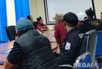 Caption: anggota Madas Pamekasan saat audiensi ke Dinkes Pamekasan, soal kasus kematian seorang ibu muda asal Proppo, (dok. regamedianews).