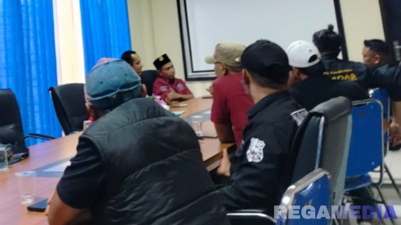 Caption: anggota Madas Pamekasan saat audiensi ke Dinkes Pamekasan, soal kasus kematian seorang ibu muda asal Proppo, (dok. regamedianews). 