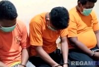 Caption: tiga tersangka kasus narkoba saat diamankan di Mako Polres Bangkalan, (dok. regamedianews). 