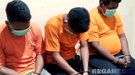 Caption: tiga tersangka kasus narkoba saat diamankan di Mako Polres Bangkalan, (dok. regamedianews). 