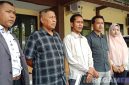 Caption: kuasa hukum korban pembacokan di SPBU Camplong, Jakfar Sodiq dan partner, saat diwawancara di Mako Polres Sampang, (dok. regamedianews). 