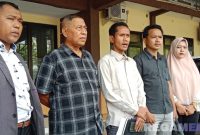 Caption: kuasa hukum korban pembacokan di SPBU Camplong, Jakfar Sodiq dan partner, saat diwawancara di Mako Polres Sampang, (dok. regamedianews).