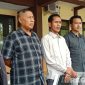 Caption: kuasa hukum korban pembacokan di SPBU Camplong, Jakfar Sodiq dan partner, saat diwawancara di Mako Polres Sampang, (dok. regamedianews). 