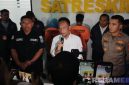 Caption: konferensi pers, Kasat Reskrim Polres Pamekasan ungkap kasus pembunuhan pria dengan cara dibacok dan dibakar, (dok. regamedianews). 