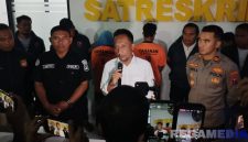Caption: konferensi pers, Kasat Reskrim Polres Pamekasan ungkap kasus pembunuhan pria dengan cara dibacok dan dibakar, (dok. regamedianews).