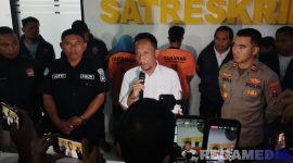 Caption: konferensi pers, Kasat Reskrim Polres Pamekasan ungkap kasus pembunuhan pria dengan cara dibacok dan dibakar, (dok. regamedianews). 