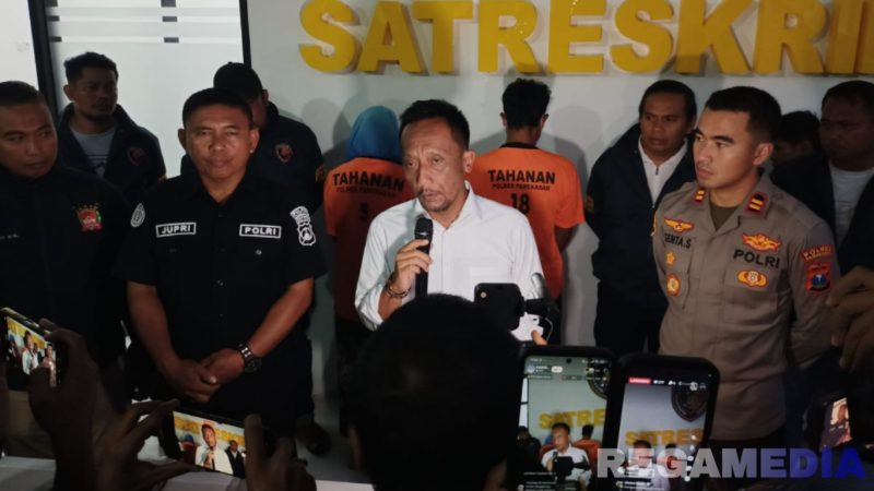 Caption: konferensi pers, Kasat Reskrim Polres Pamekasan ungkap kasus pembunuhan pria dengan cara dibacok dan dibakar, (dok. regamedianews). 