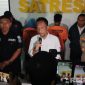 Caption: konferensi pers, Kasat Reskrim Polres Pamekasan ungkap kasus pembunuhan pria dengan cara dibacok dan dibakar, (dok. regamedianews). 