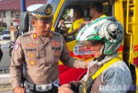 Caption: Kasat Lantas Polres Sampang AKP Sigit Ekan Sahudi, saat memberikan imbauan kepada pengendara sepeda motor, (dok. Polantas Sampang).